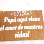 Cartel madera boda “Papá aquí viene el amor de nuestras vidas”