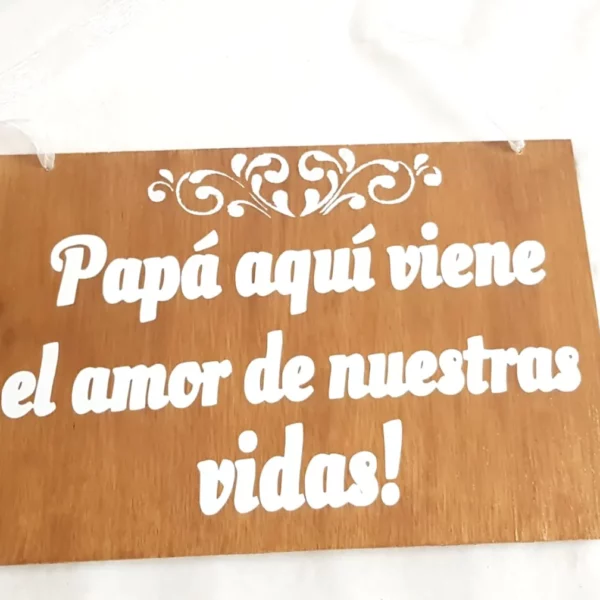Cartel de madera para boda con frase “Papá aquí viene el amor de nuestras vidas” en vinilo blanco