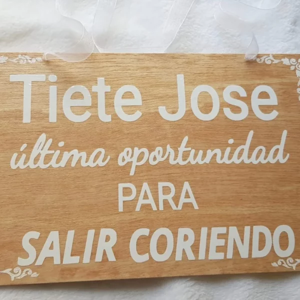 Cartel de madera con frase divertida “Tiete Jose, última oportunidad para salir corriendo” en vinilo blanco para bodas