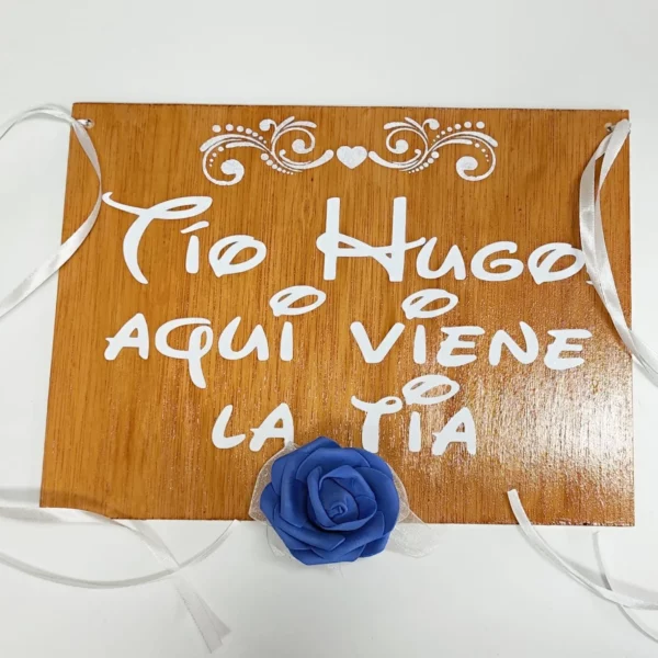 Cartel de madera con texto “Tío Hugo, aquí viene la tía” y flor azul, ideal para boda