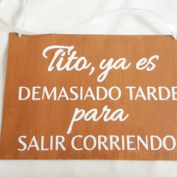 Cartel de madera con frase divertida “Tito, ya es demasiado tarde para salir corriendo” en vinilo blanco para bodas