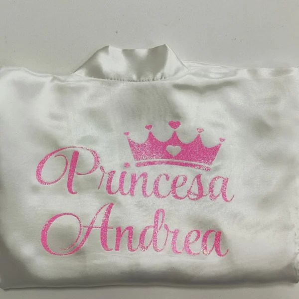 bata de comunión niña blanca con princesa corona y corazones rosa glitter vinilo personalizado