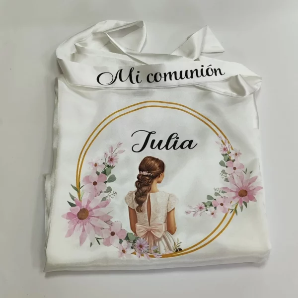 bata de comunión blanca con diseño DTF niña de espaldas flores rosa marco circular dorado