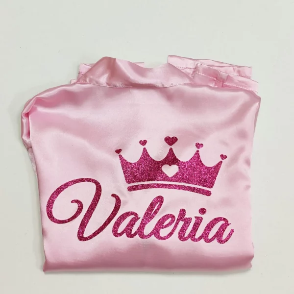 bata de comunión niña rosa con corona y corazones fucsia glitter vinilo personalizado