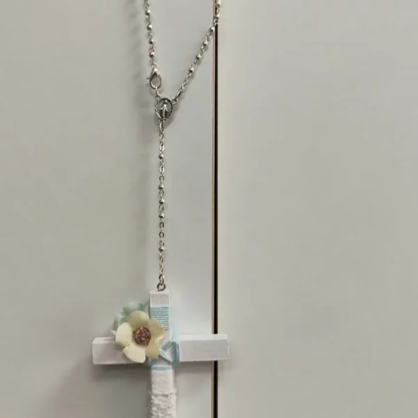 cruz de comunión niña blanca con flor celeste y cadena plateada