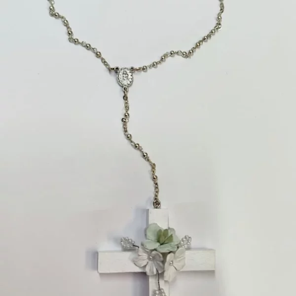 cruz de comunión niña blanca con flores verde menta y cadena plateada