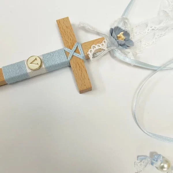 cruz de comunión niña madera natural con hilo celeste vista 2