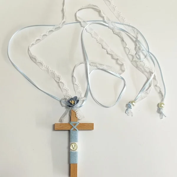 cruz de comunión niña madera natural con hilo celeste