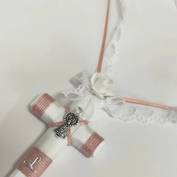 cruz de comunión niña en rosa y blanco detalle