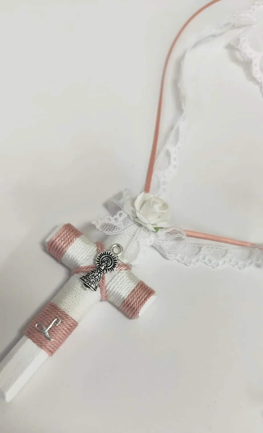cruz de comunión niña en rosa y blanco detalle