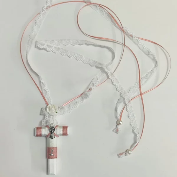 cruz de comunión niña en rosa y blanco con cordón trenzado