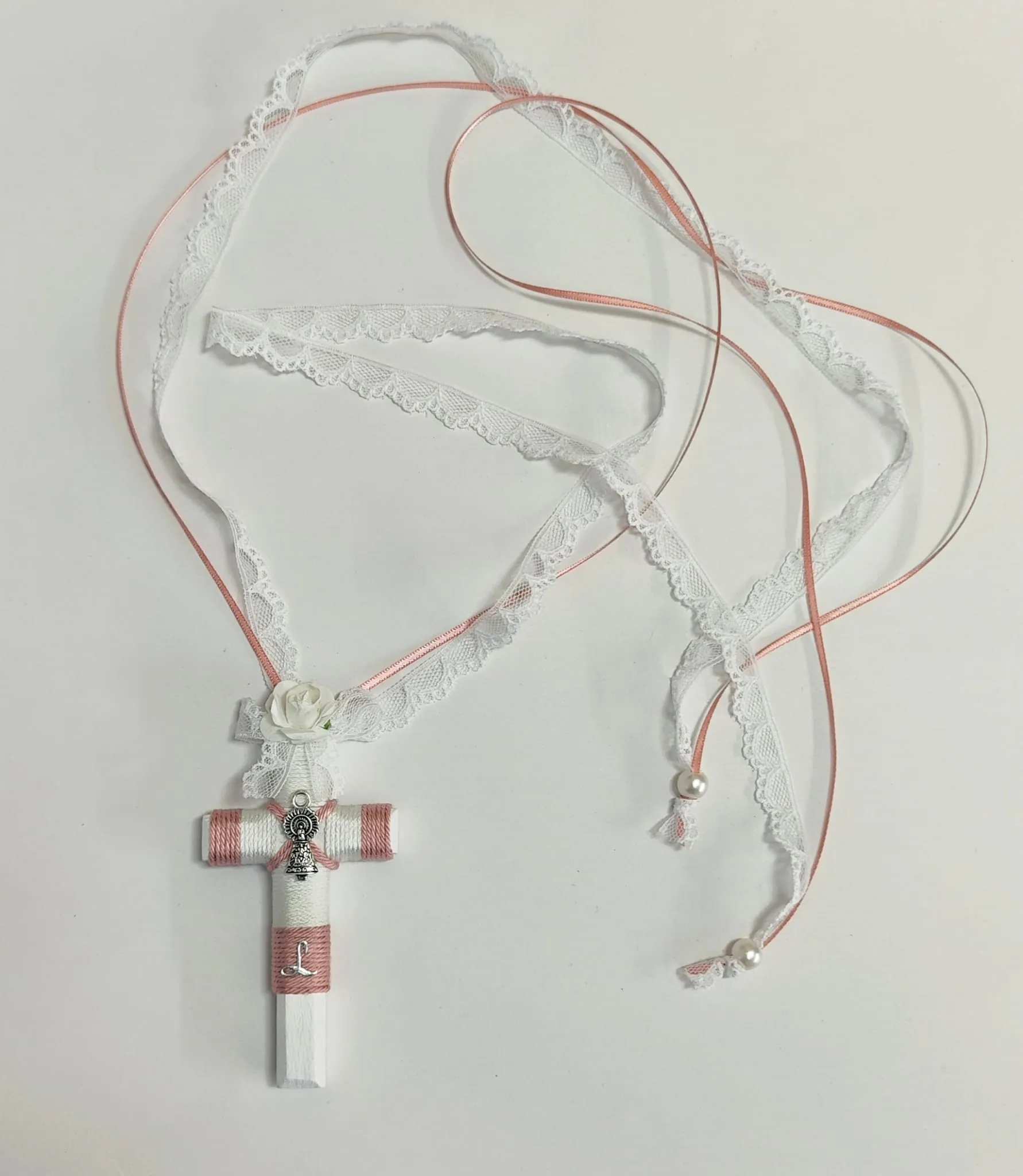 cruz de comunión niña en rosa y blanco con cordón trenzado