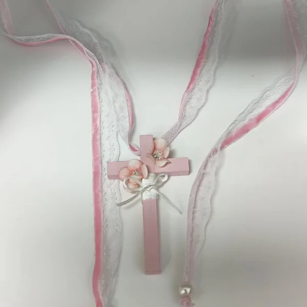 cruz de comunión niña rosa con encaje blanco y perlas