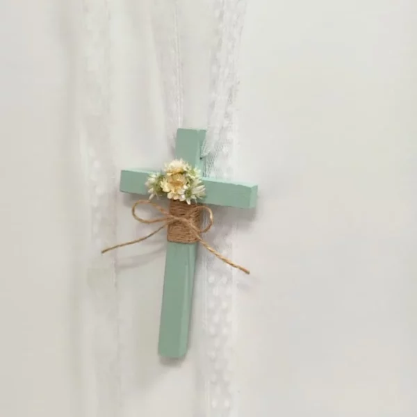 cruz de comunión niña verde menta con encaje blanco y yute vista 2