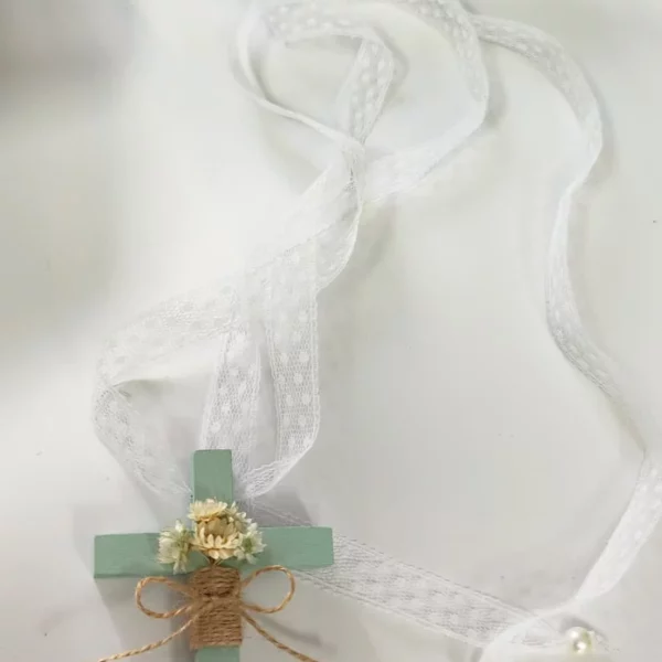 cruz de comunión niña verde menta con encaje blanco y yute