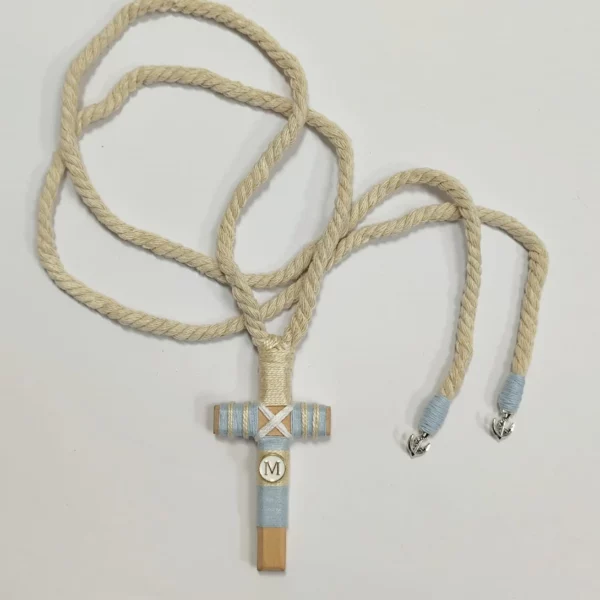 cruz de comunión niño en azul celeste y beige con cordón y anclas