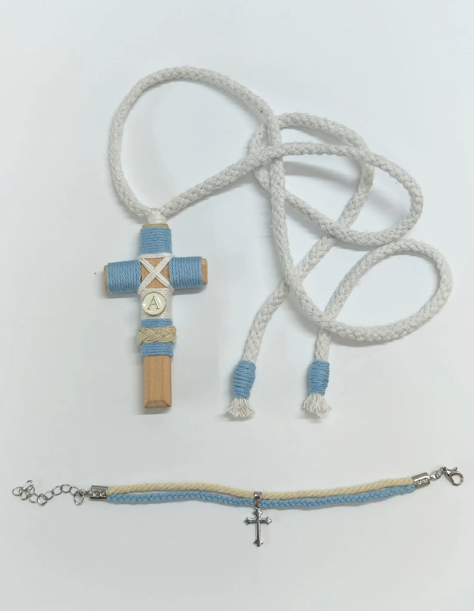 conjunto de comunión niño con cruz y pulsera azul celeste y dorado trenzado