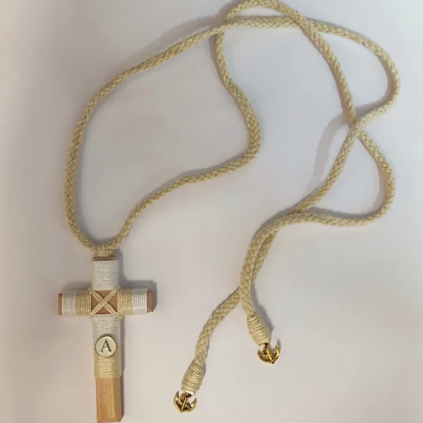 cruz de comunión niño en beige y blanco con cordón dorado y anclas