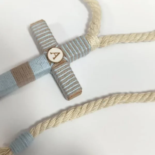 cruz de comunión niño celeste gris beige anclas detalle