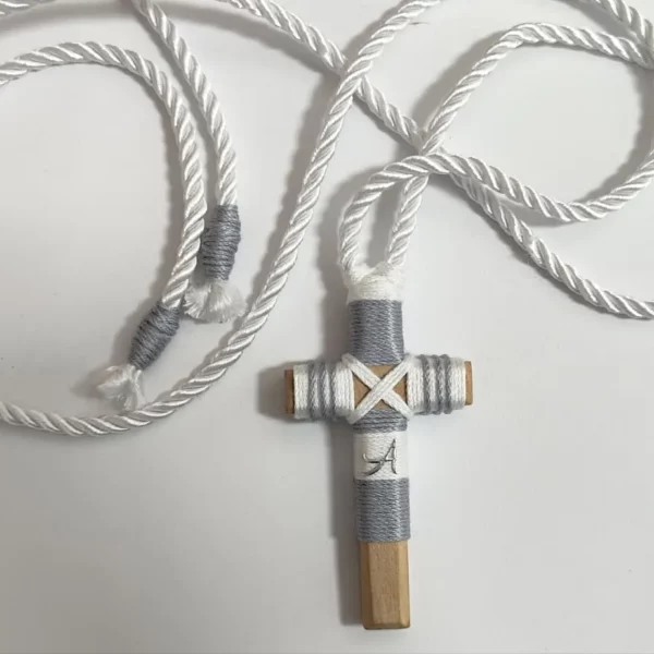 cruz de comunión niño en gris y blanco con cordón retorcido