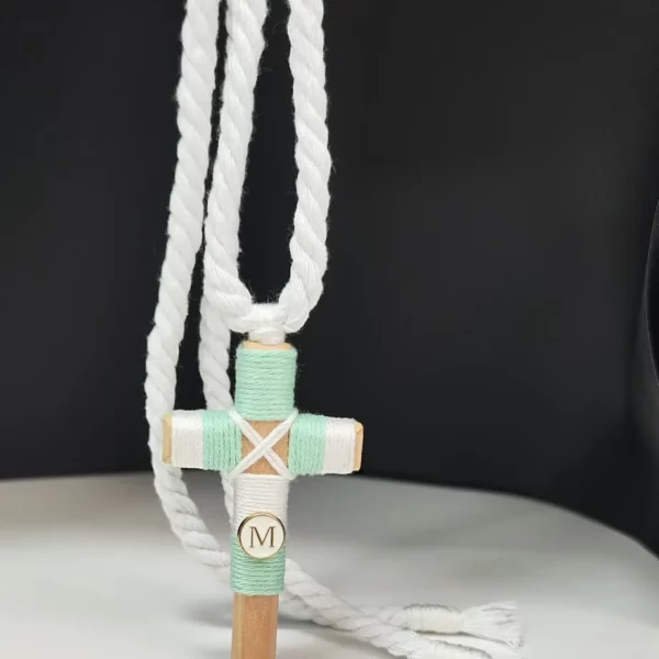 cruz de comunión niño en verde menta y blanco con hilo decorativo