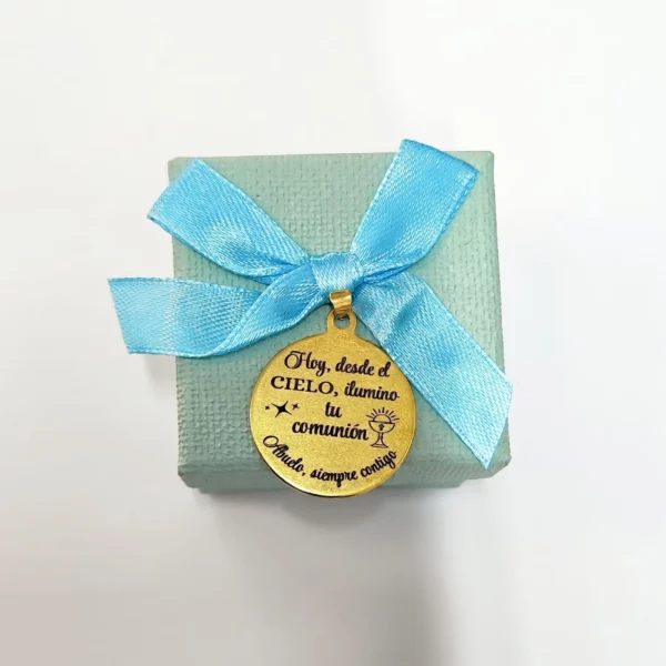 medalla dorada grabada láser comunión con caja