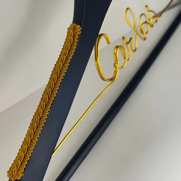 Detalle cordón dorado trenzado y nombre alambre dorado