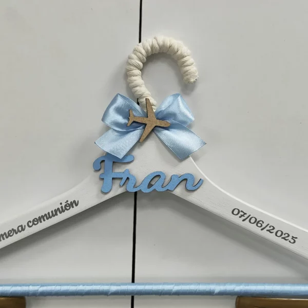 Percha personalizada Primera Comunión blanca con lazo azul celeste y cruz de madera