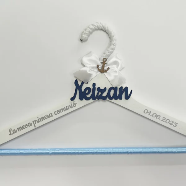 percha primera comunión blanca con lazo blanco ancla dorada y barra azul celeste con encaje