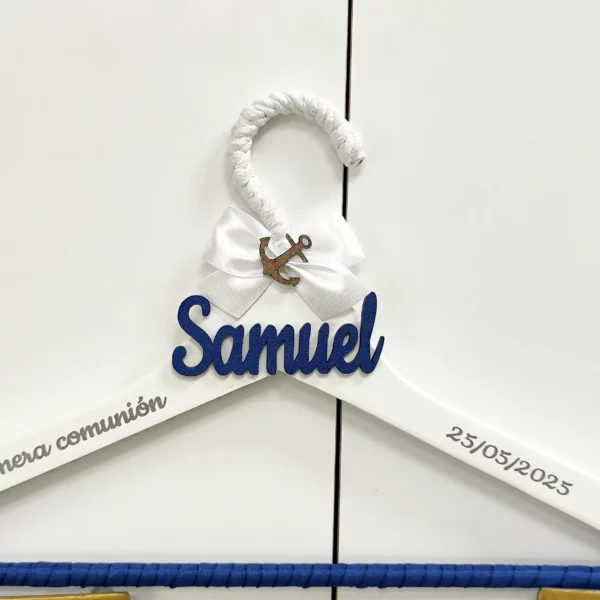 percha primera comunión blanca con lazo blanco ancla dorada y nombre en alambre azul marino