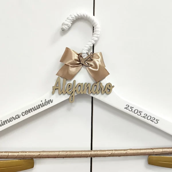 percha primera comunión blanca con lazo dorado champagne y nombre personalizado en madera dorada
