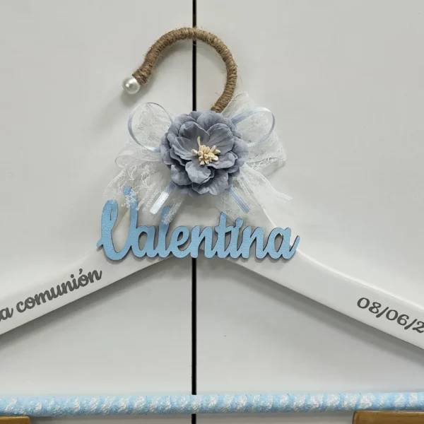 percha primera comunión blanca con lazo gris organza flor gris dorada y nombre en madera azul celeste