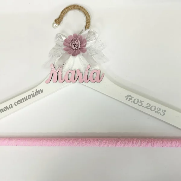 percha primera comunión blanca con lazo rosa organza flor rosa y nombre en madera rosa