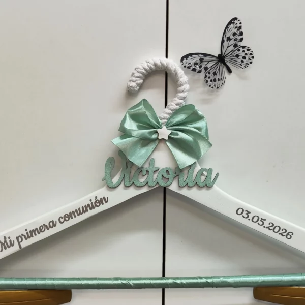 percha primera comunión blanca con lazo verde menta decoración mariposas y nombre en madera verde