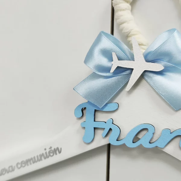 Detalle lazo azul celeste con cruz de madera