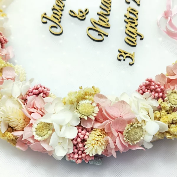 Detalle bastidor porta alianzas con flores preservadas rosa y blanco