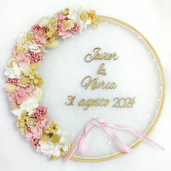 Bastidor porta alianzas con flores preservadas rosa empolvado, blanco y amarillo