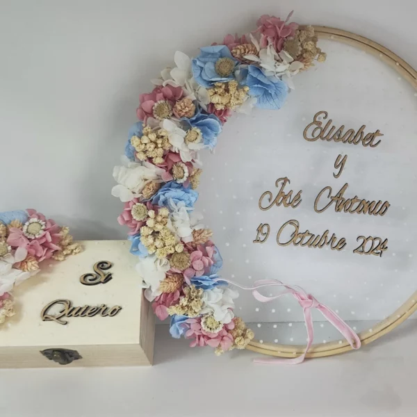 Bastidor porta alianzas con flores azul celeste, rosa y caja de madera