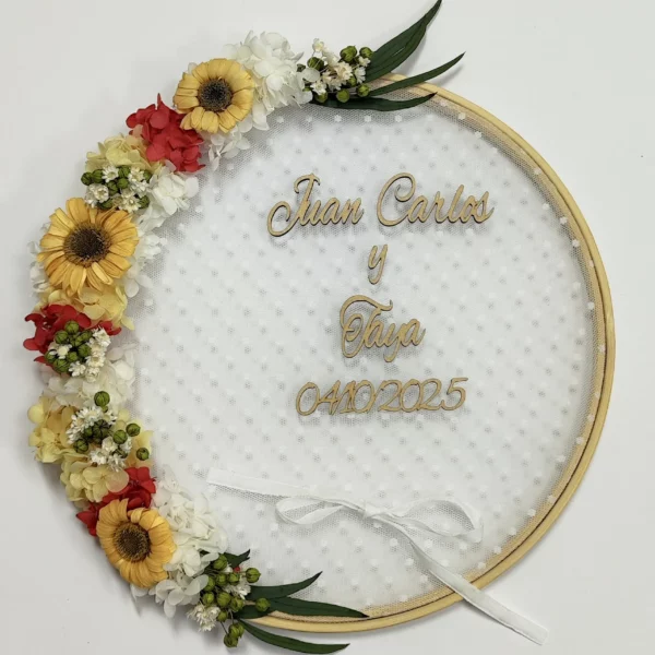 Bastidor porta alianzas con girasoles, flores rojas y blanco