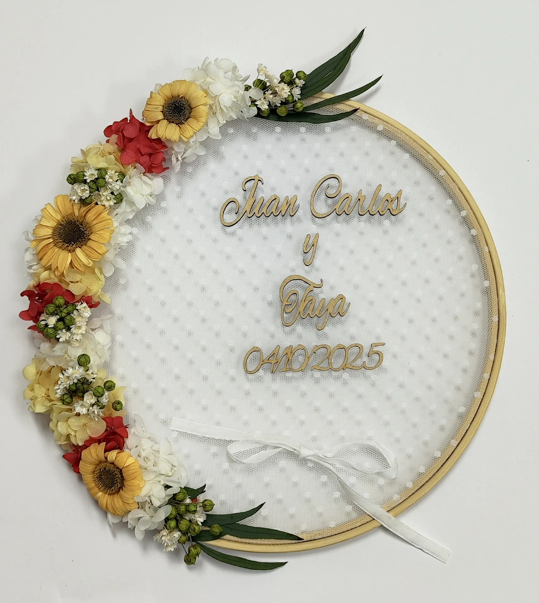 Bastidor porta alianzas con girasoles, flores rojas y blanco