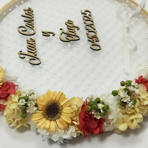 Detalle arreglo floral bastidor porta alianzas con girasoles