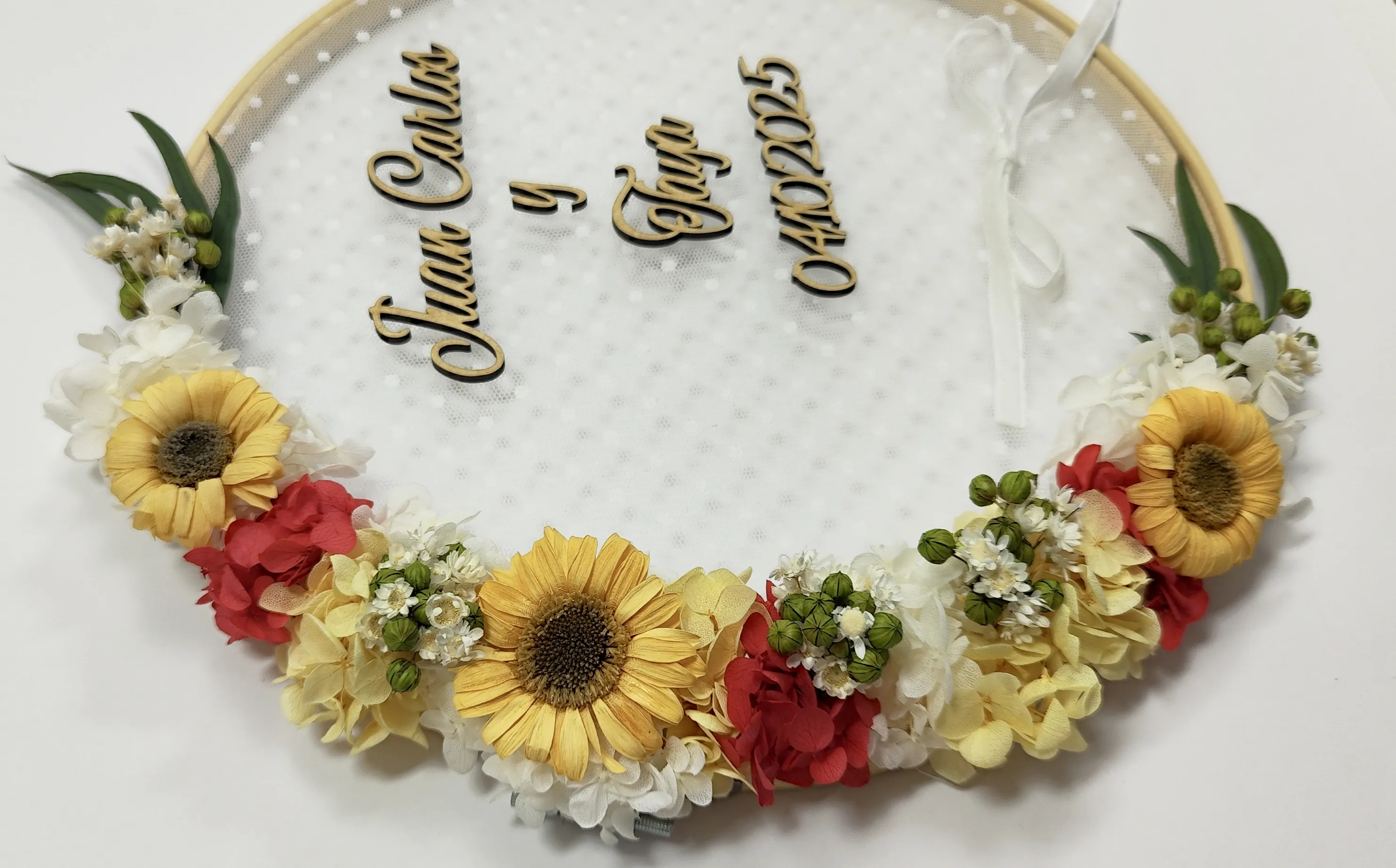 Detalle arreglo floral bastidor porta alianzas con girasoles