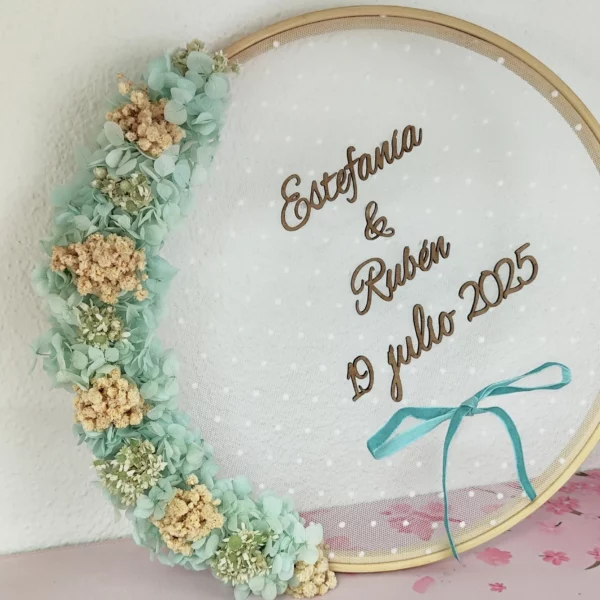 Bastidor porta alianzas con flores preservadas verde menta y beige