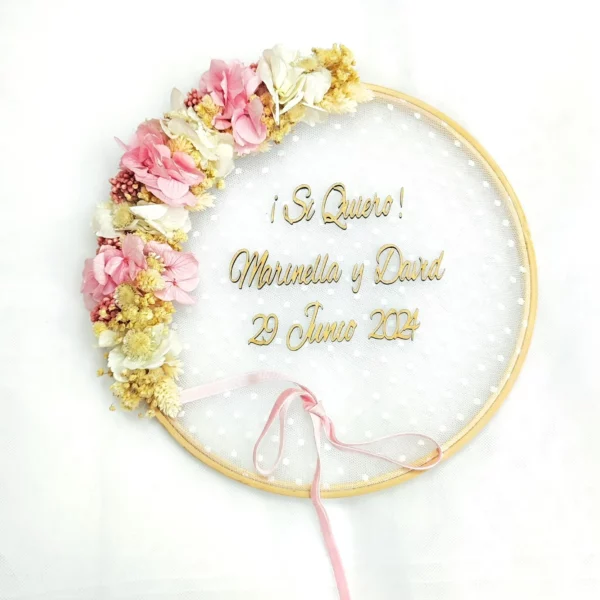 bastidor porta alianzas boda con flores preservadas rosa y amarillo