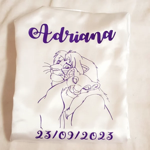Bata personalizada novia satén blanca personaje león morado