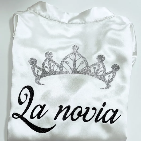 Bata personalizada novia satén blanca corona plateado texto negro