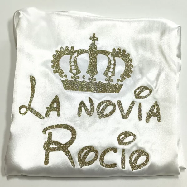 Bata personalizada novia satén blanca con corona dorado glitter