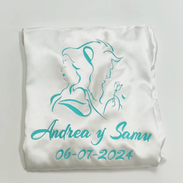Bata personalizada novia satén blanca personajes pareja turquesa