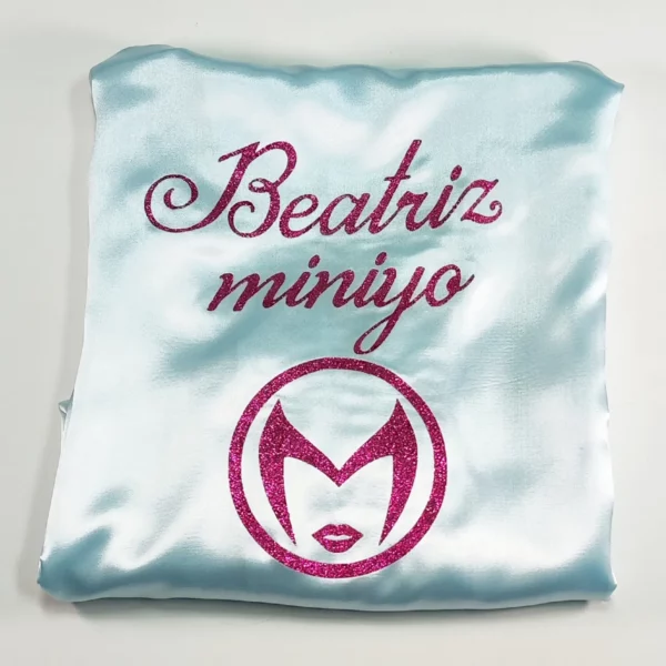 Bata personalizada staff satén azul celeste con logo fucsia glitter