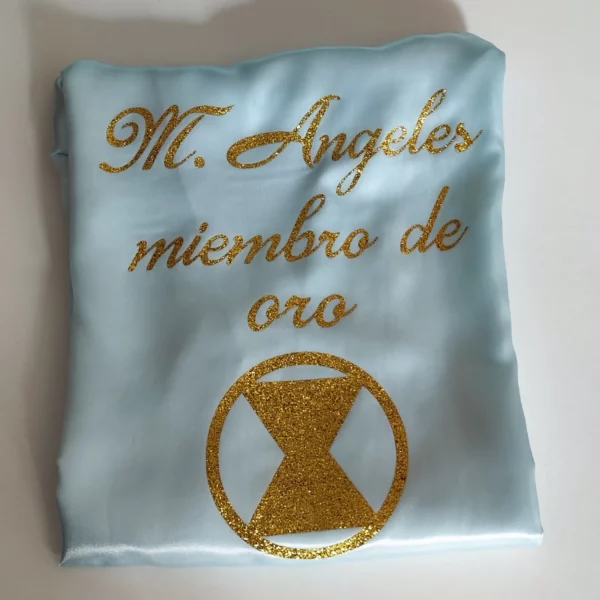 Bata personalizada staff satén azul celeste con logo dorado glitter